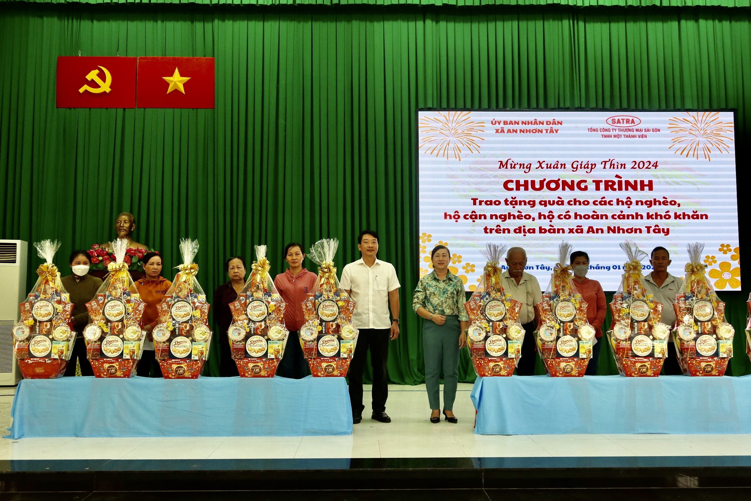 TỔNG CÔNG TY THƯƠNG MẠI SÀI GÒN TRAO QUÀ CHO NGƯỜI DÂN XÃ AN NHƠN TÂY, HUYỆN CỦ CHI